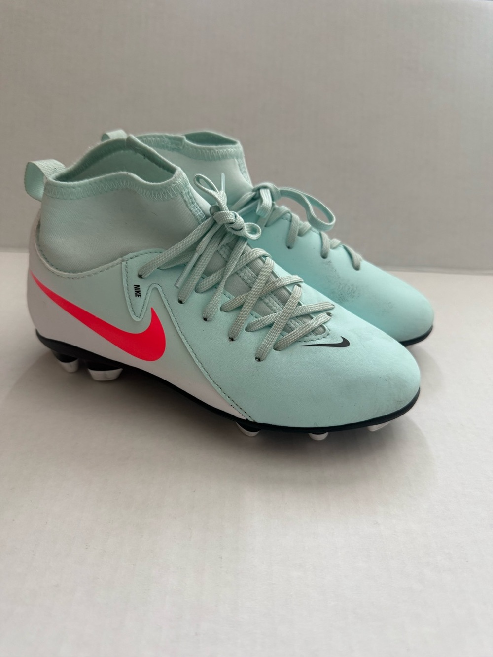 NIKE KIDS PHANTOM LUNA II ACADEMY FG/MG
Mint with Pink Soccer Cleats